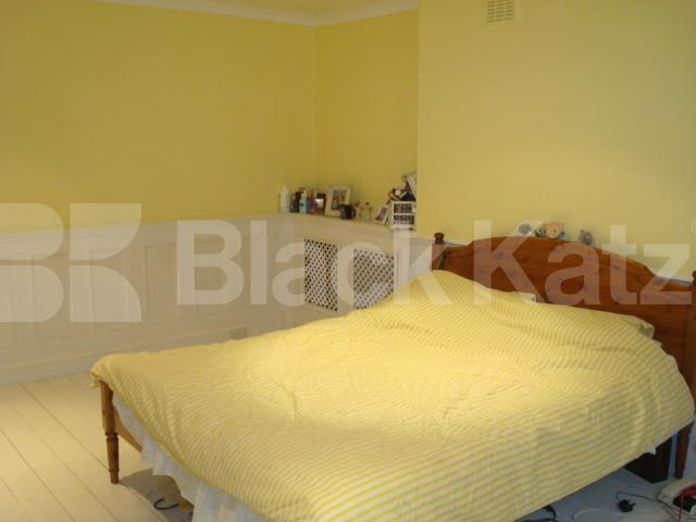 			Period 3 bed property, MUST SEE!!!, 3 Bedroom, 1 bath, 1 reception House			 Strahan Road, MILE END